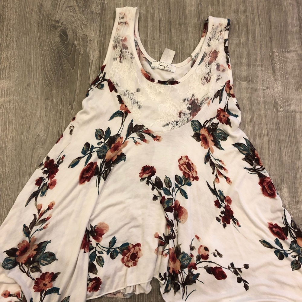 Cute floral summer flowy top.